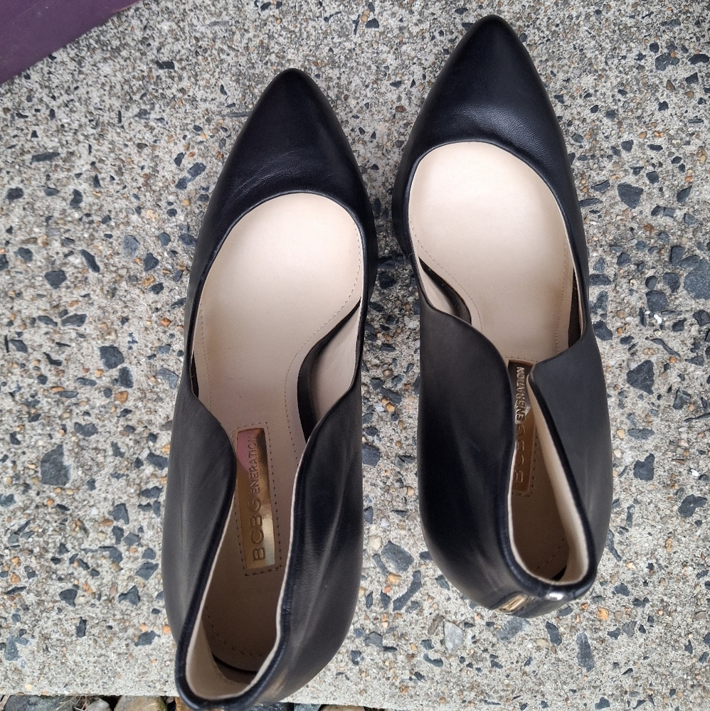 🆕BCBGeneration Cosette Black Leather Pumps with Gold Trim Heel Backs Size 7.5M - Picture 10 of 16